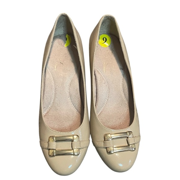 AEROSOLES Beige Flats with Gold Buckle SIZE 9 - Picture 1 of 14